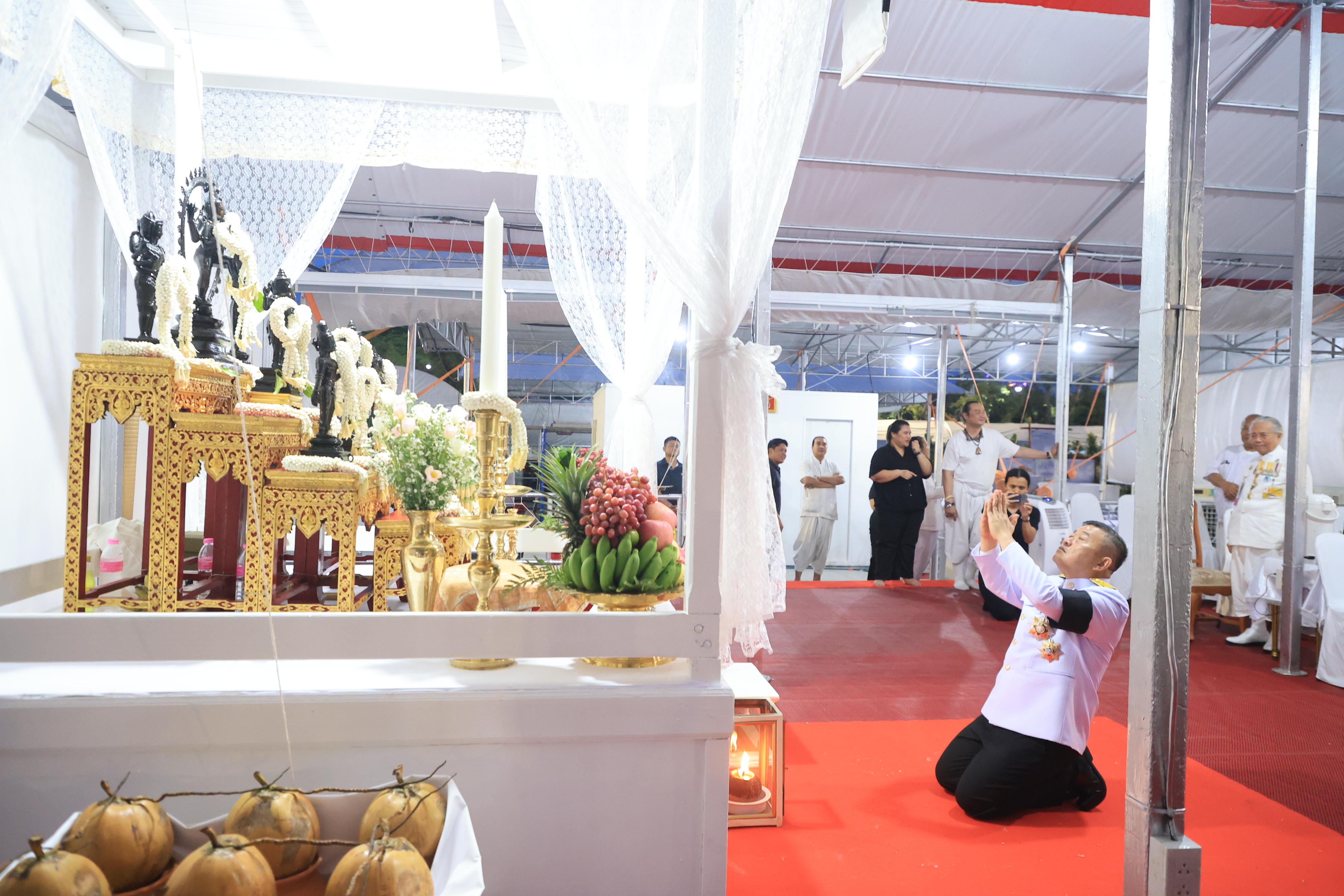 title - ปลัดเกษตรฯ ผู้ทำหน้าที่พระยาแรกนา พร้อมด้วยเทพีคู่หาบทองและเทพีคู่หาบเงิน ทำพิธีล้างมือพระยาแรกนา และเจิมหน้าพระโค